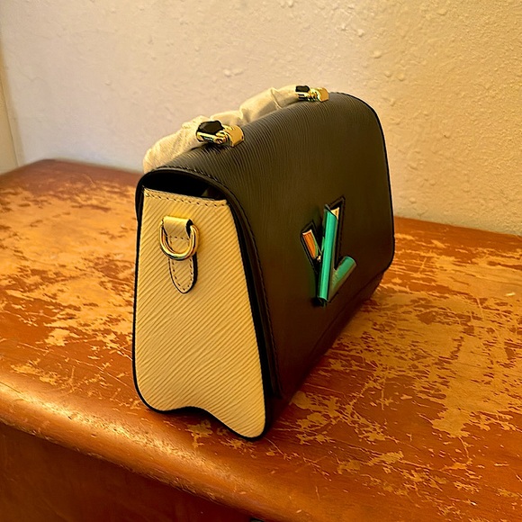 Louis Vuitton Black Leather Twist MM Shoulder Bag - Picture 4 of 11